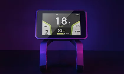 FIT E-Bike Kundencase Ein FIT E-Bike Gerät für das Fahrrad auf dem dunkelvioletten Hintergrund.