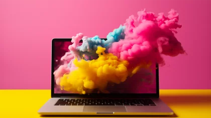 NETFORMIC. Radical Digital Growth Aus einem Laptop steigt bunter Rauch auf – Symbol für digitale Innovation, kreatives Wachstum und technologische Aufbruchsstimmung