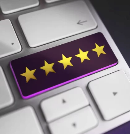 Shopware Rise. CX Nahaufnahme von Tastatur mit magenta Unterbeleuchtung. Fünf gelbe Sterne auf der Shifttaste.