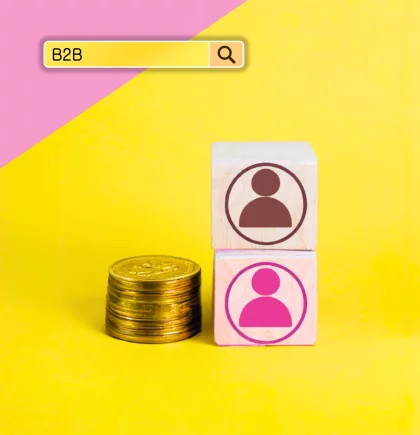 Shopware Beyond. Kundenpreise Zwei Holzwürfel mit Personicon stehen aufeinander. Links daneben steht ein Münzenstapel. Grafischer pink-gelber Hintergrund